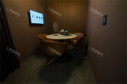 韓國(guó)愛(ài)妮皮膚科咨詢室環(huán)境