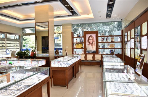 昆明眼科醫(yī)院配鏡大廳