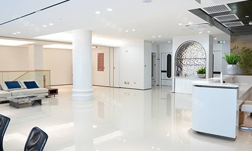 廣州曙光華榜養(yǎng)發(fā)中心的大廳環(huán)境